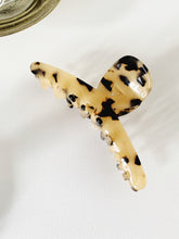 Load image into Gallery viewer, Dreamy Twist Claw Clip Light Tortoise Clawclips
